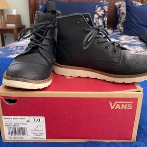 Vans Sahara boot perforated size 7.0